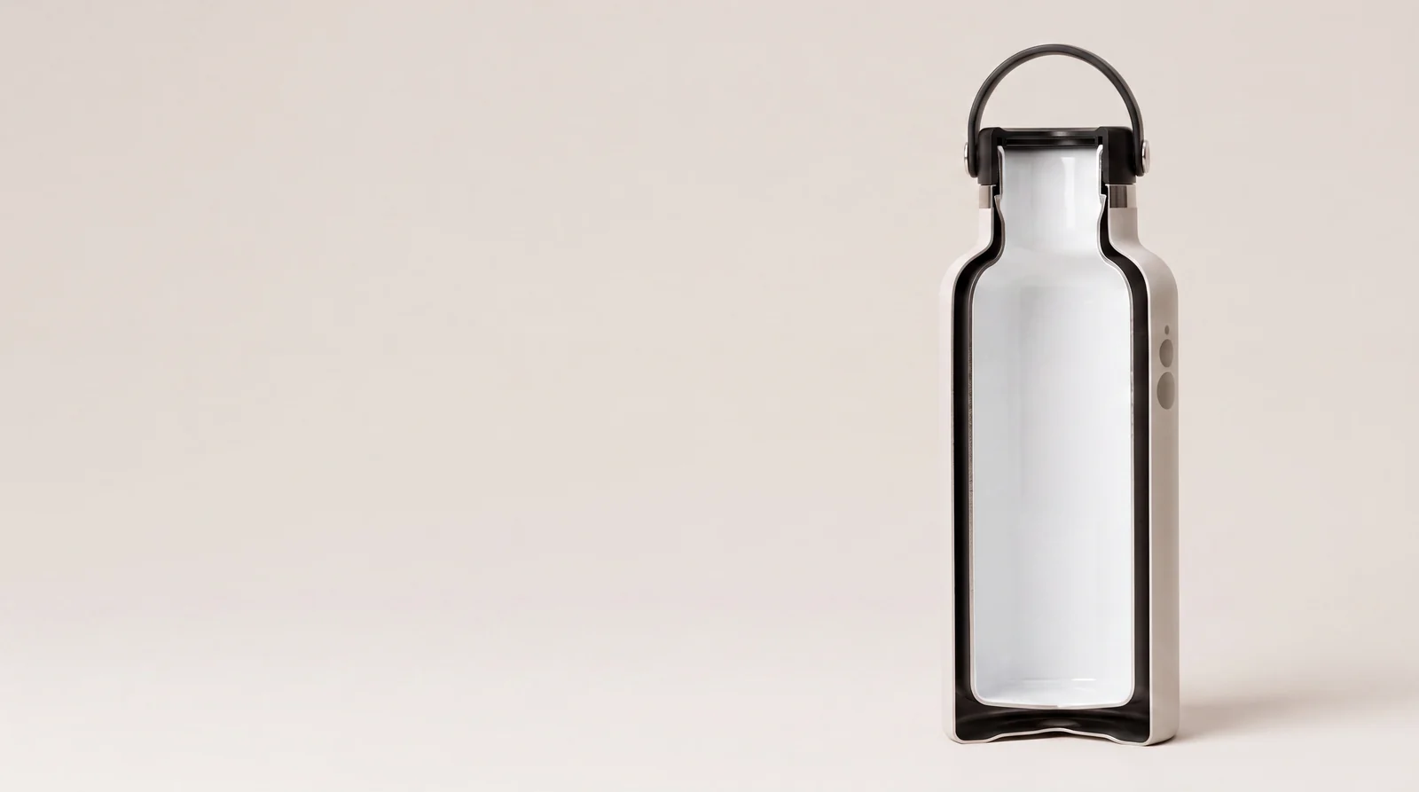 Corte vertical de una botella WaterGo: se ven la pared exterior de acero, la cámara de vacío y el revestimiento blanco de cerámica que forma la cara interior.