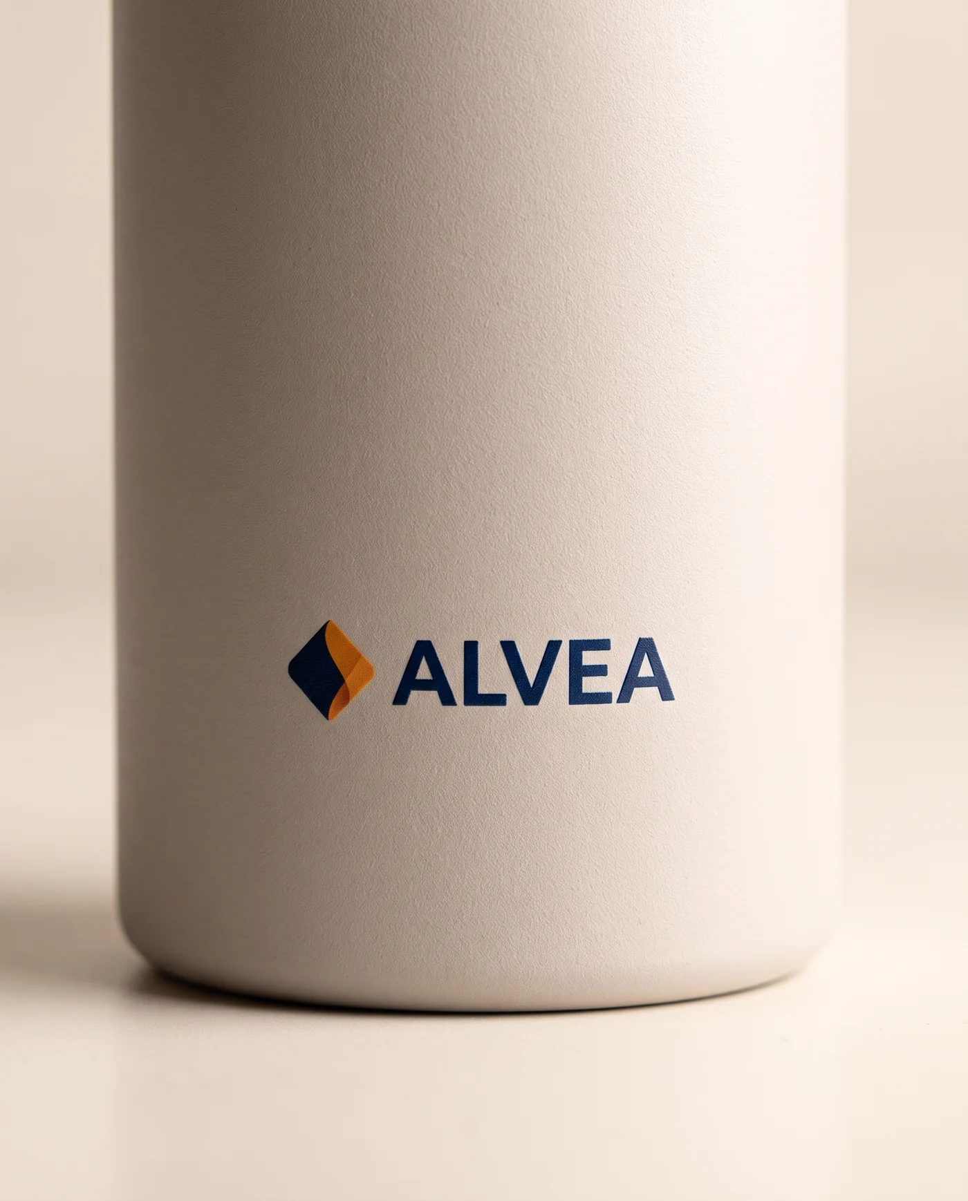 El logotipo de una empresa impreso a dos tintas, azul marino y naranja, sobre el acabado mate de una botella WaterGo.