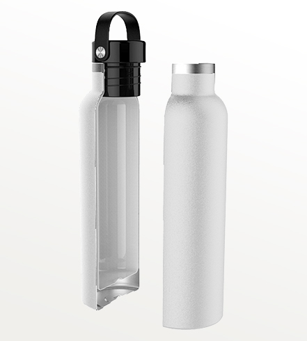 Dos botellas WaterGo: la de la izquierda está partida a lo largo y deja ver la capa de cerámica blanca del interior frente al acero del exterior.