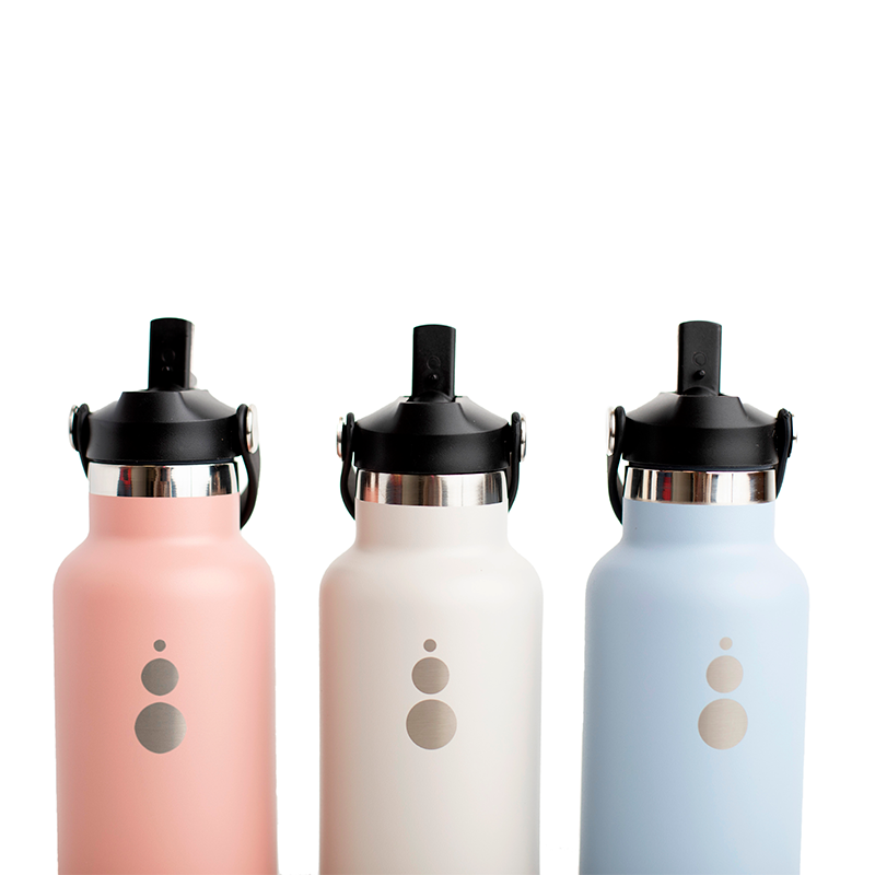 Las tres botellas WaterGo en fila: acabado Pink, acabado Nude y acabado Blue, con tapón de pajita negro.